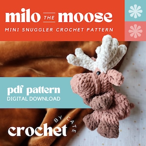 Puede incluir: Un patrón de crochet para un juguete de peluche de alce llamado "Milo the Moose" mini acurrucador. El patrón es una descarga digital y está disponible en formato PDF. La imagen muestra un juguete de peluche de alce de crochet marrón y blanco sobre una manta marrón.