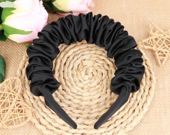 Diadema negra de satén con volantes fruncidos, diadema de satén, diadema Alice, diadema fruncida, diadema con volumen y ondas, diadema boho, diadema elegante y moderna