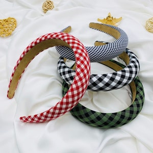 Puede incluir: Cuatro diademas de cuadros en rojo y blanco, negro y blanco y verde y blanco.