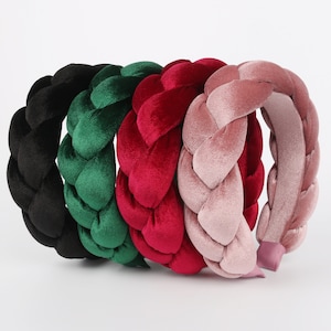 Puede incluir: Cuatro diademas de terciopelo trenzado en negro, verde, rojo y rosa.