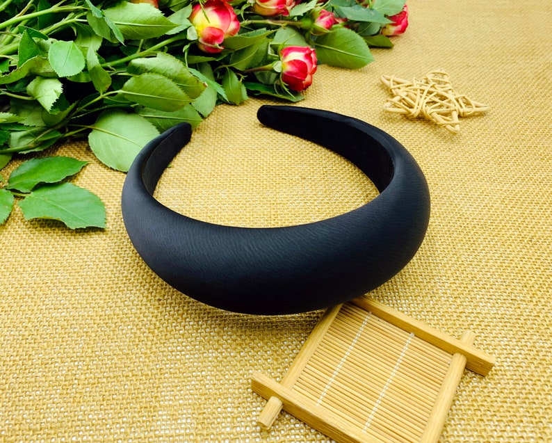 K&ouml;nnte beinhalten: Ein schwarzes gepolstertes Haarband. Das Haarband ist aus einem weichen, glatten Material gefertigt und wurde f&uuml;r einen angenehmen Tragekomfort entwickelt.