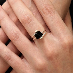 Bague en onyx pour femme, bague en onyx, bague en onyx noir, bague enroulée de fil de fer, bague en pierre noire, bague en pierre précieuse, bague réglable en cristal, cristal noir