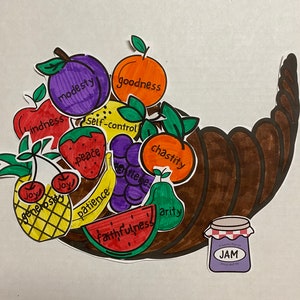 Puede incluir: Una cornucopia marrón llena de ilustraciones de frutas coloridas, cada una con una palabra escrita en ella. Las palabras incluyen: "modestia", "bondad", "amabilidad", "autocontrol", "paz", "mansedumbre", "alegría", "generosidad", "paciencia", "castidad", "fidelidad", y "caridad". Un pequeño frasco morado con una tapa a cuadros rojos y blancos está etiquetado como "JAM Jesús y Yo".