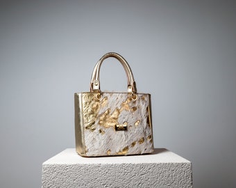 Een elegante Eva Damali exclusieve handgemaakte leren tas, gemaakt van echt kalfsleer, handgemaakt en ontworpen met liefde voor perfectie