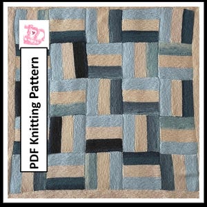 Puede incluir: Una manta de bebé tejida con un patrón geométrico en tonos de azul, beige y negro. La manta está hecha con una variedad de puntos y texturas, creando un diseño único e interesante. La manta está bordeada con un ribete beige.