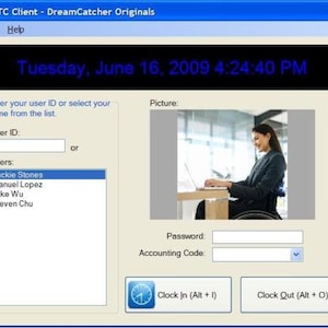 Op de afbeelding: Een computerscherm met een tijdregistratie-applicatie. Het scherm toont de datum en tijd, "Tuesday, June 16, 2009 4:24:40 PM". De applicatie heeft een veld voor gebruikers-ID, een lijst met gebruikers, een wachtwoordveld en een veld voor boekhoudcode. De applicatie bevat ook een afbeelding van een vrouw die in een rolstoel zit en een laptop gebruikt.