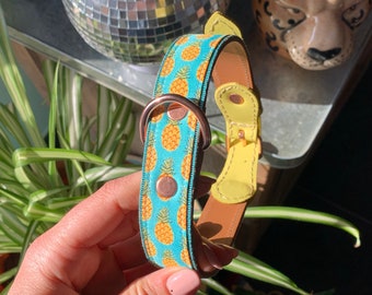 Hundhalsband i ananasfärgat läder. Gult läderhalsband. Broderat hundhalsband. Hawaiihalsband. Vattentätt läderhalsband. Hawaiistil.