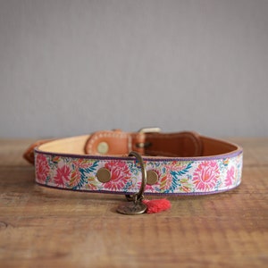 Godiva flowers dog leather collar. Leather dog collar. Embroidery dog collar. Vintage dog collar. Fuchsia leather collar. Flowers dog collar