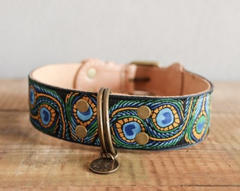 Hundehalsband aus Leder mit Pfauenmotiv. Hundehalsband mit Stickerei. Hohes Hundehalsband. Robustes Hundehalsband. Hundehalsband mit Federn. Blaues Halsband. Halsband mit Sattelstich