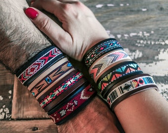 Manschettarmband i Navajo-stil. Matchande set för par. Sydvästligt armband. Manschettband i läder. Matchande husdjursägare. Broderat armband.