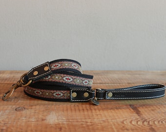 Svart läderkoppel. Broderat hundkoppel. Läderhundkoppel. Anpassade koppel. Anpassat koppel. Kopple för hundar. Hundpromenader. Designerhundkoppel