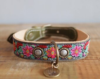 Bloemrijke lederen halsband. Leren hondenhalsband. Geborduurde hondenhalsband. Wintertuin hondenhalsband. Gebloemde hondenhalsband. Mosgroene leren halsband.