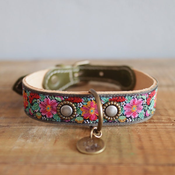 Flowery Leather Collar. Leather dog collar. Embroidery dog collar. Winter garden dog collar. Flowered dog collar. Moss green leather collar.