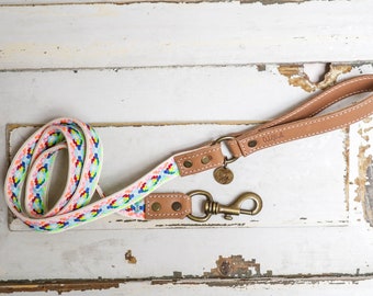 Lederen hondenriem. Borduurwerk hondenriem. Leren hondenriem. Aangepaste hond Lood. Aangelijnd voor honden. Grote karabijnhaak lood. Lederen riem Festival