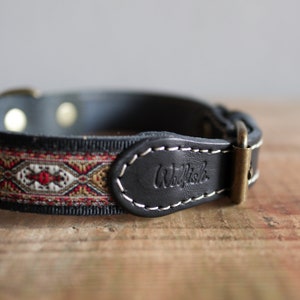 Svart läderhalsband. Hundhalsband i läder. Hundhalsband i svart broderi. Hundhalsband i äkta läder. Vegetabilisk garvning. Svart hundhalsband. bild 4