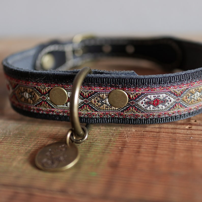 Svart läderhalsband. Hundhalsband i läder. Hundhalsband i svart broderi. Hundhalsband i äkta läder. Vegetabilisk garvning. Svart hundhalsband. bild 3
