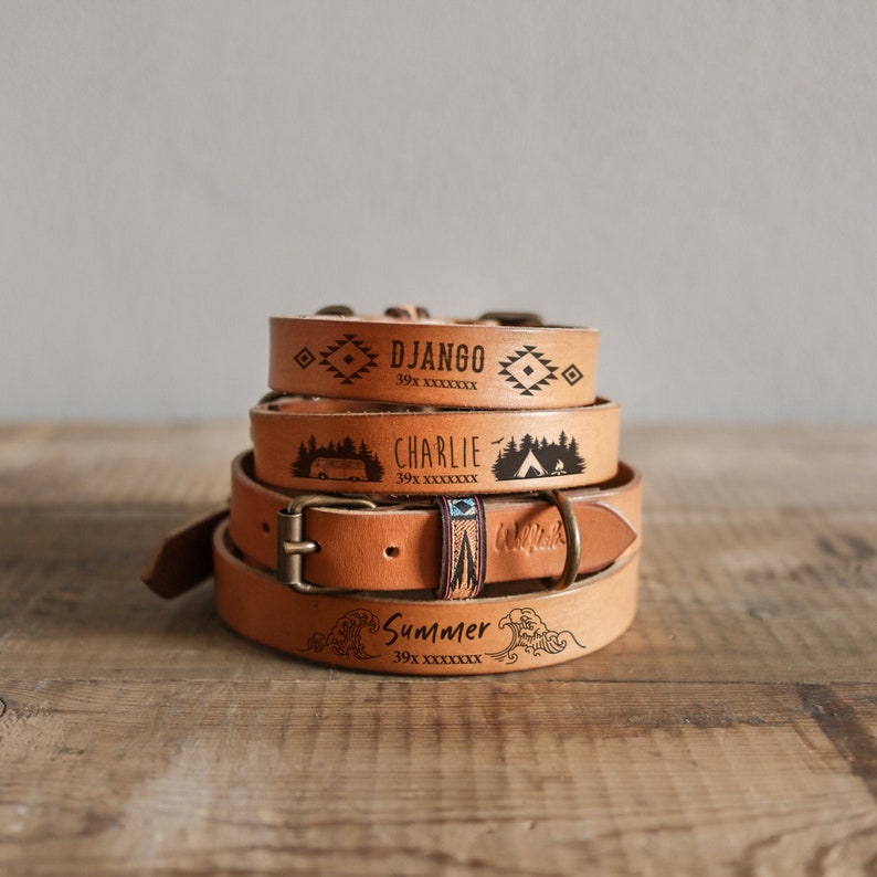 Puede incluir: Tres collares de perro de cuero apilados uno encima del otro. El collar superior es marr&oacute;n con un patr&oacute;n geom&eacute;trico y el texto "DJANGO 39"xxxxx". El collar del medio es marr&oacute;n con un gr&aacute;fico de autocaravana y tienda de campa&ntilde;a y el texto "CHARLIE 39"xxxxx". El collar inferior es marr&oacute;n con un gr&aacute;fico de olas y el texto "Summer 39"xxxxx".