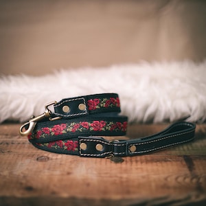 Correa de cuero con rosas para perro. Correa de rosa negra para perro. Correa de cuero negro para perro. Correa de longitud personalizada. Correa romántica con flores para perros. Correa gótica con rosas.
