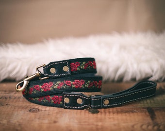 Läderkoppel med rosor. Svart ros hundkoppel. Svart läderkoppel. Kopple i anpassad längd. Romantiskt blomsterkoppel för hundar. Gotiskt roskoppel