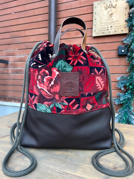 Handgefertigter dunkelbrauner Rucksack mit Rosenmuster