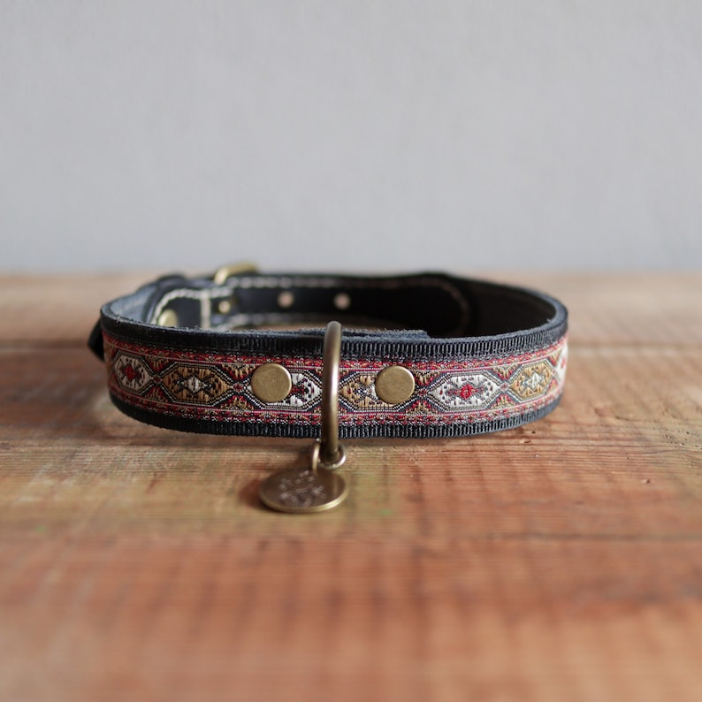 Svart läderhalsband. Hundhalsband i läder. Hundhalsband i svart broderi. Hundhalsband i äkta läder. Vegetabilisk garvning. Svart hundhalsband. bild 1