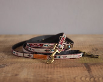 Justerbart koppel för små hundar. Tunt koppel för hundar. Sydvästligt koppel. Sydvästligt koppel för hund. Kopple med fria händer. Kopple i navajo-stil.