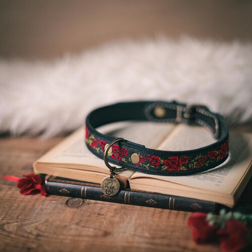 Hundehalsband aus Leder mit roter Rose. Rosenmuster-Hundehalsband aus Leder. Besticktes Hundehalsband. Vintage-Hundehalsband. Lederhalsband mit Rosen. Schwarzes Hundehalsband.