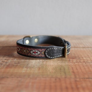 Svart läderhalsband. Hundhalsband i läder. Hundhalsband i svart broderi. Hundhalsband i äkta läder. Vegetabilisk garvning. Svart hundhalsband. bild 2