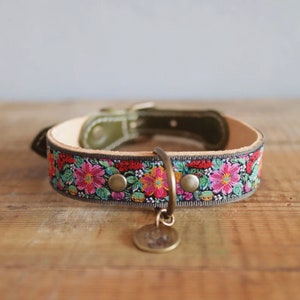 Flowery Leather Collar. Leather dog collar. Embroidery dog collar. Winter garden dog collar. Flowered dog collar. Moss green leather collar.