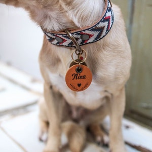 Leren hondenpenning. Hond-ID-tag. Gepersonaliseerde hondenlabels. Tag-identificatie. Leren halsband. Naamplaatje voor huisdier. Gegraveerd hondenplaatje. Plantaardig gelooid label afbeelding 8