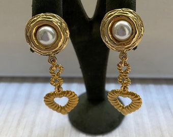 Vintage 80s Etruscan Revival Gold Heart Faux Pearl Dangle Shoulder Duster Baroque Style Bauble Elegant Clip On Earrings NOS Gift for Her