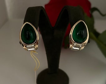 vintage NOS boucles d'oreilles clip bijou vert émeraude, clips fabriqués en France, boucles d'oreilles cabochon en forme de larme verte, boucles d'oreilles en cristal, cadeau pour elle