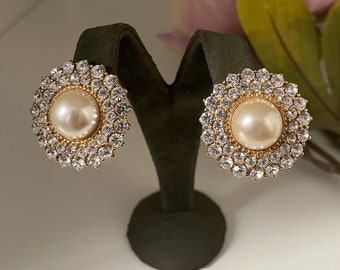 Vintage glitzernde Statement-Clip-Ohrringe mit Kunstperlen, vergoldetem Kristall und runder Blume
