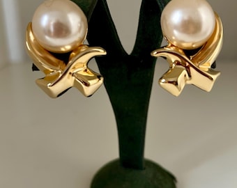 Pendientes modernistas con clip en forma de X, estilo vintage, con cabujón de perla sintética y tono dorado