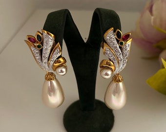 NOS Pendientes de clip de lágrima de perlas sintéticas glamorosos chapados en oro vintage con cristales azules y fucsias