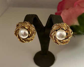 Vintage NOS chapado en oro perla sintética cabujón hoja de laurel elegante elegante clip pendientes
