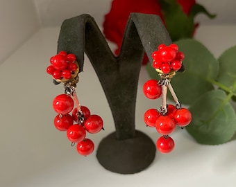 Boucles d'oreilles clip lustre vintage rouge vif, baies colorées et perles pendantes