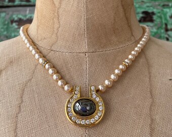 Vintage Faux Pearl Choker Halskette: Grauer Cabochon Strassanhänger