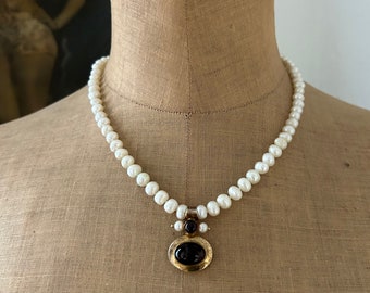 Collar de perlas cultivadas del Museo Metropolitano Vintage con colgante granate firmado MMA 925