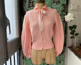 Vintage Handgestrickte Wolle Strickjacke: Pink Schleife, Bischof Ärmel (XS bis S)