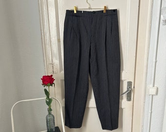 Pantalón de hombre a rayas con botones y bragueta de los años 40