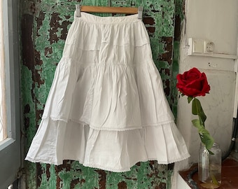 Antiker Edwardian Flouncy abgestufter weißer Baumwoll-Petticoat Größe XXS 22-Zoll-Taille unter dem Knie-Länge Cancan-Rock-Tutu