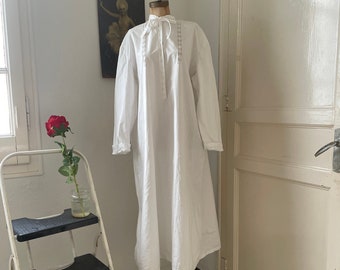Camisón de manga larga de algodón blanco antiguo con cuello anudado e inserciones de encaje bordado