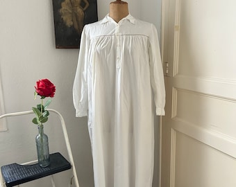 Camisón de manga larga de algodón blanco antiguo con cuello puntiagudo, capullos de flores bordados y ribete de encaje con monograma SM