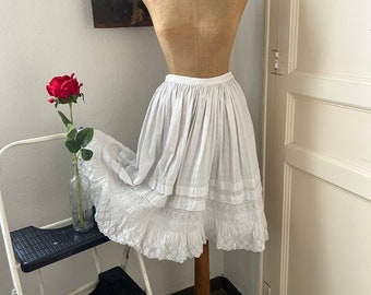 Antiker Weißer Baumwoll Petticoat Tellerrock mit Lochstickerei Spitze Größe S
