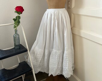 Antieke pluizige witte katoenen maxi-lengte petticoat met broderie anglaise volant maat medium