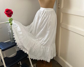Antieke lange witte volledige en pluizige katoenen trekkoord taille Petticoat MP Monogram, Spaanse Edwardiaanse rok