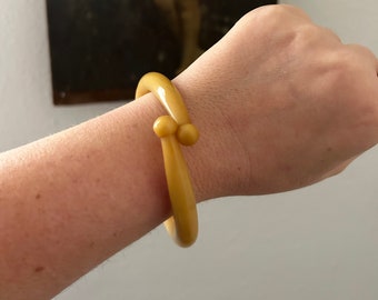 Pulsera de plástico vintage amarillo mostaza de mediados de siglo