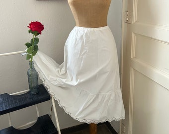 Antiek witte katoenen midi-lengte petticoat met trekkoord in de taille en gehaakte kanten rand