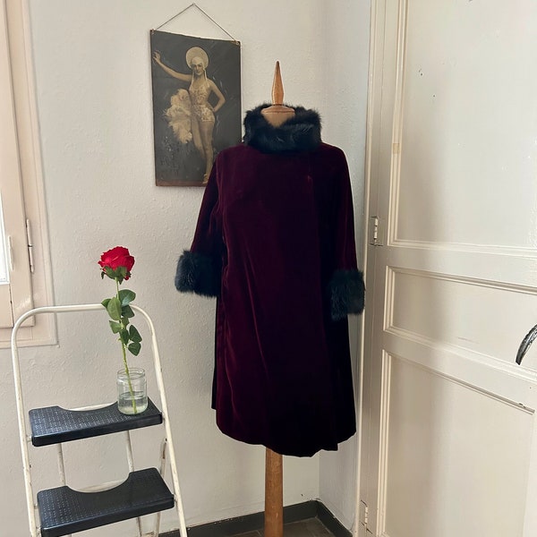 Manteau opéra en velours de soie bordeaux vintage des années 50 avec bordure en fourrure noire taille moyenne ou grande, veste de soirée A ligne des années 50 par Modas Eulalia Barcelona M L